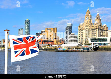 Bandiera Union Jack sul traghetto Mersey, skyline di Liverpool, famoso e storico Royal Liver Building con moderni appartamenti nel Regno Unito Foto Stock