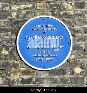 Targa blu sul muro di mattoni di edificio che ospitava l'appartamento privato & uffici del famoso Charles Dickens magazine Westminster Londra Inghilterra REGNO UNITO Foto Stock