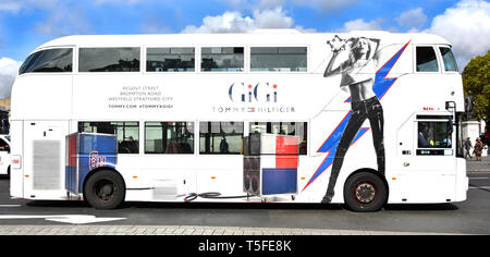 Pubblicità sul lato bianco di mezzi di trasporto pubblico di Londra double decker bus & promozione modello GiGi Tommy Hilfiger fashion store a luoghi di Londra REGNO UNITO Foto Stock