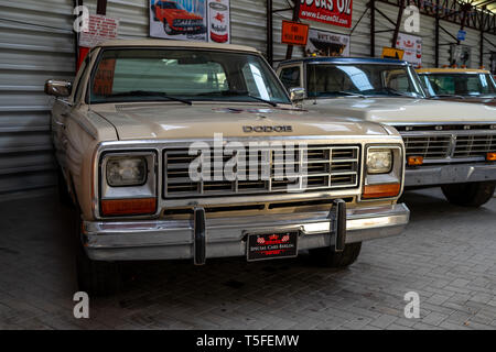 Berlino - 05 Maggio 2018: full-size pickup truck Dodge Ram 150 personalizzato, 1984. Foto Stock