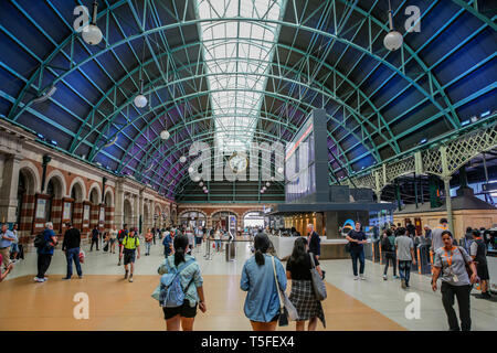 Stazione centrale ferroviaria stazione capolinea nel centro di Sydney, con architettura di interni e di pendolari,Sydney , Australia Foto Stock