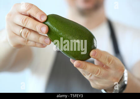 Chef professionale tenendo mature di Avocado tropicale Foto Stock