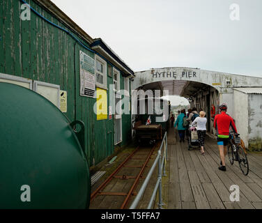 Passeggeri circa a tavole di Hythe treno elettrico sul molo di Hythe. Foto Stock