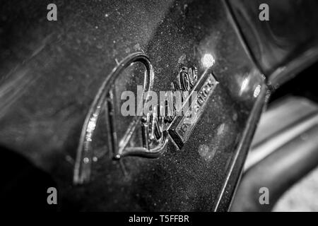 Berlino - 05 Maggio 2018: emblema del lusso personale auto Buick Riviera. Close-up. Il nero di unae di bianco. Foto Stock