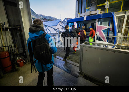 BAGNÈRES de Bigorre, Francia - Settembre 02: un gruppo di persone che si preparano a salto con paracadute nei Pirenei francesi, Occitanie, Bagnères de Bigorre, Fr Foto Stock