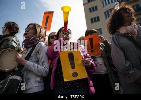 Manifestanti hanno visto i fischi di soffiaggio e di trombe durante lo sciopero. Il 24 aprile è stato il diciassettesimo giorno del polacco sciopero dei docenti. Migliaia di insegnanti e i loro sostenitori hanno marciato attraverso Varsavia, primo, al di fuori del Parlamento e dopo che il Ministero dell'Educazione Nazionale (uomini). Le richieste dei manifestanti sono ancora lo stesso - un aumento di stipendio fino a 1.000 PLN. Foto Stock