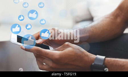 Uomo che utilizza social media app sul telefono cellulare Foto Stock