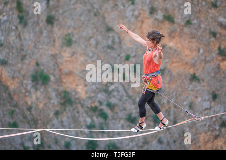 IMOTSKI, Croazia - 04 Maggio: Mimi Guesdon camminando in talloni su una highline sopra il Lago Rosso, Split-Dalmatia, Imotski, Croazia il 04 maggio 2018 a Imotski, Croazia. Foto Stock