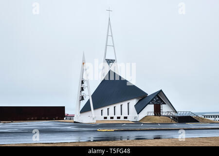 Ólafsvíkurkirkja, un modernista chiesa progettata da Hákon Hertervig nel 1967 a Ólafsvík, West Islanda, sulla penisola di Snaefellsnes. Foto Stock