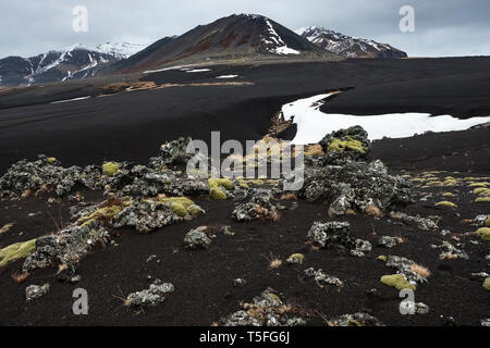 Una scoria vulcanica cratere al di sopra del Berserkjahraun campo di lava sulla penisola Snaefellsnes nell ovest dell'Islanda Foto Stock