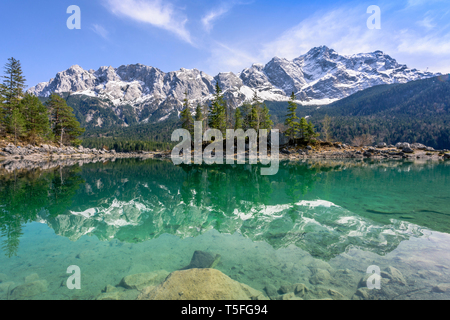 Montagna Zugspitze in turchese Lago Eibsee con riflessioni, Garmisch-Partenkirchen, Baviera, Germania Foto Stock