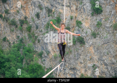 IMOTSKI, Croazia - 04 Maggio: Mimi Guesdon camminando in talloni su una highline sopra il Lago Rosso, Split-Dalmatia, Imotski, Croazia il 04 maggio 2018 a Imotski, Croazia. Foto Stock