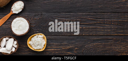 Gli ingredienti di noce di cocco sul tavolo di legno Foto Stock