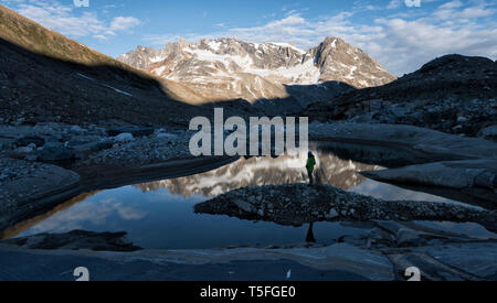 La Groenlandia, Sermersooq, Kulusuk, Schweizerland Alpi, montagne che si riflettono in acqua Foto Stock