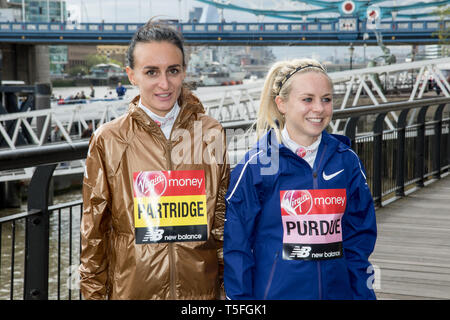 Londra, Regno Unito. Il 24 aprile 2019. British elite corridori Lily pernici e Charlotte Purdue durante una pressa photocall davanti a domenica la Vergine denaro Londra Foto Stock