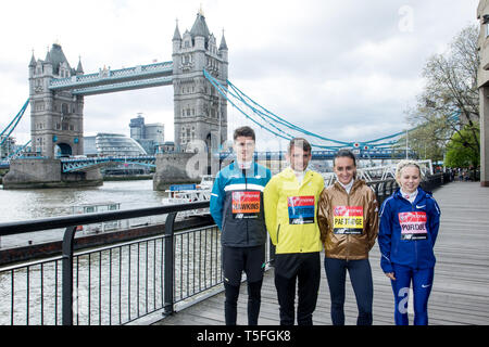 Londra, Regno Unito. Il 24 aprile 2019. British elite runner (l-r) Callum Hawkins, Dewi Grifoni, Lily pernici e Charlotte Purdue durante una pressa photocall un Foto Stock