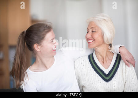 Sorridente madre e figlia adulta guardando ogni altro Foto Stock
