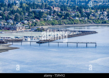 Una vista della marina e del molo di Des Moines, Washington. La marea è fuori. Foto Stock