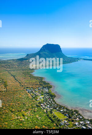 Vista aerea dell'isola di Mauritius panorama e il famoso Le Morne Brabant montagna, splendida laguna blu e cascata subacquea Foto Stock