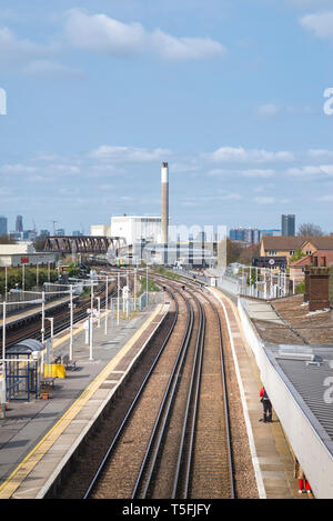 Treni passeggeri a New Cross Gate Station di Londra, Inghilterra Foto Stock