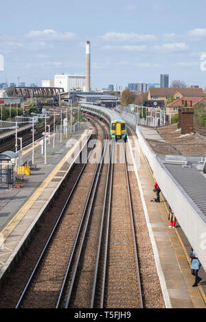 Treni passeggeri a New Cross Gate Station di Londra, Inghilterra Foto Stock