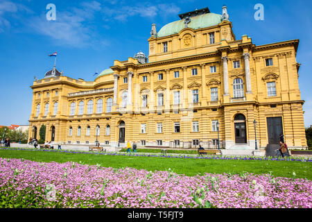 Zagabria, Croazia - Aprile 2018: l'edificio storico del Croatian National Theatre in uno splendido inizio giornata di primavera a Zagabria Foto Stock