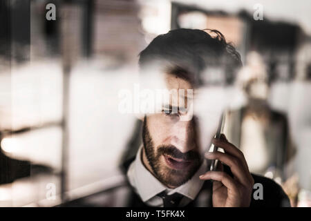 Imprenditore utilizza lo smartphone, ritratto Foto Stock