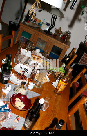 Reste vom Essen und leere Gläser, am gedeckten Tisch, am Morgen nach der Party Foto Stock