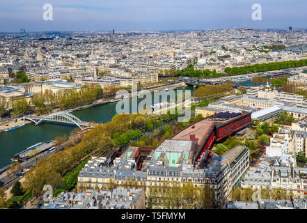 Vista aerea della città di Parigi e il Fiume Senna dalla Torre Eiffel. La Francia. Aprile 2019 Foto Stock