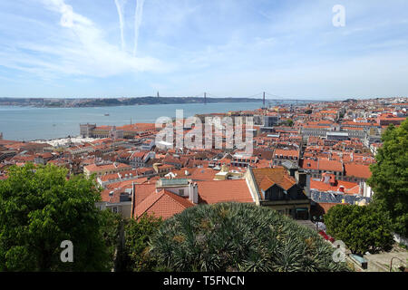 Tetti di Lisbona guardando verso il ponte di sospensione Foto Stock