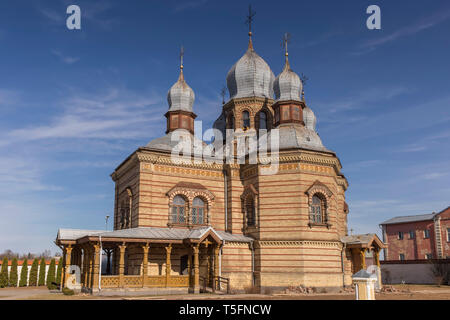 Jekabpils Chiesa Ortodossa dello Spirito Santo contro il blu intenso del cielo. La chiesa fu costruita nella seconda parte del XIX secolo in stile bizantino. Foto Stock