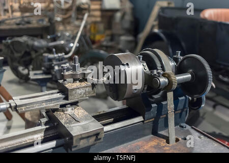 Vintage unità tornio e aggregati di attrezzature meccaniche nel vecchio garage officina Foto Stock
