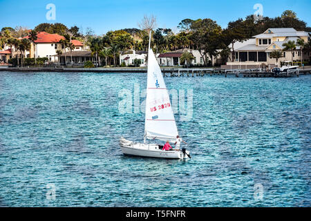 Sant'Agostino, Florida. Gennaio 26 , 2019. Barca a vela sul mare colorato in background della Florida costa storico . Foto Stock