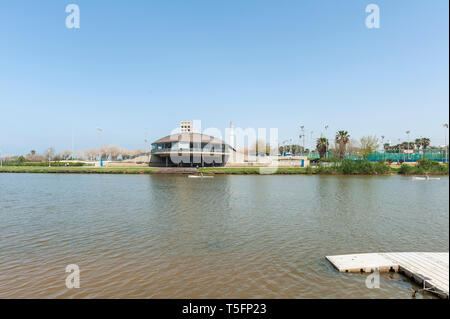 Israele, Tel Aviv-Yafo - 13 Aprile 2019: Daniel centro di canottaggio, chiamato dopo Daniel Amichai Marcus, progettato dagli architetti Plesener Foto Stock