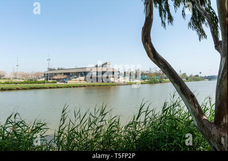 Israele, Tel Aviv-Yafo - 13 Aprile 2019: Daniel centro di canottaggio, chiamato dopo Daniel Amichai Marcus, progettato dagli architetti Plesener Foto Stock