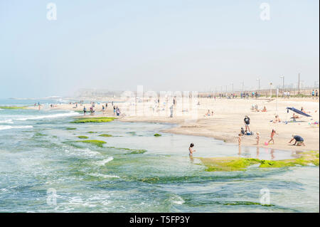 Israele, Tel Aviv-Yafo - 13 Aprile 2019: una spiaggia segreta Foto Stock