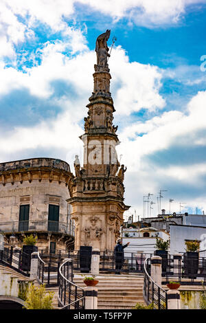 L'Italia, Ostuni, la vista e il dettaglio dell'obelisco di San Oronzo nel centro della piazza. Foto Stock