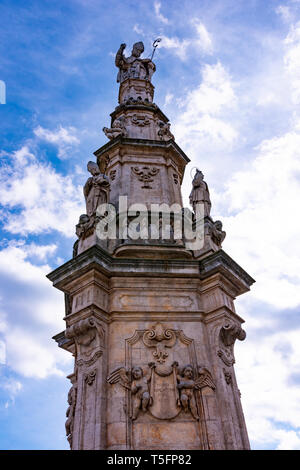 L'Italia, Ostuni, la vista e il dettaglio dell'obelisco di San Oronzo nel centro della piazza. Foto Stock