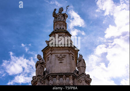 L'Italia, Ostuni, la vista e il dettaglio dell'obelisco di San Oronzo nel centro della piazza. Foto Stock