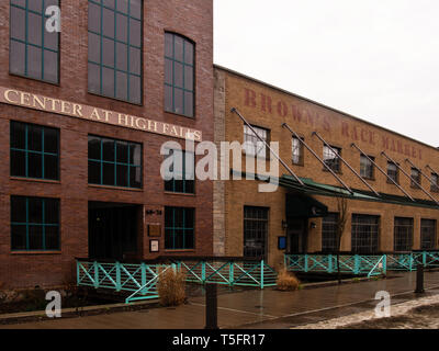 Rochester, New York, Stati Uniti d'America. Aprile 14, 2019. Vista delle alte cascate quartiere nel centro di Rochester, New York in un pomeriggio piovoso Foto Stock