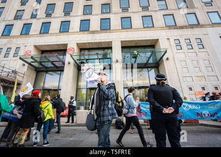Londra, Regno Unito. Xv Apr, 2019. I manifestanti guscio esterno sede in Londra, Regno Unito. Credito: Vladimir Morozov/akxmedia Foto Stock