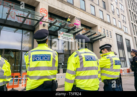 Londra, Regno Unito. Xvi Apr, 2019. Dimostranti al quartier generale della Shell in Londra, Regno Unito. Credito: Vladimir Morozov/akxmedia Foto Stock