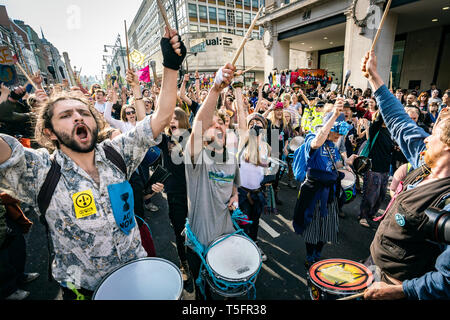 Londra, Regno Unito. Xvii Apr, 2019. Estinzione della ribellione dimostranti a Oxford Circus, Londra UK. Credito: Vladimir Morozov/akxmedia Foto Stock