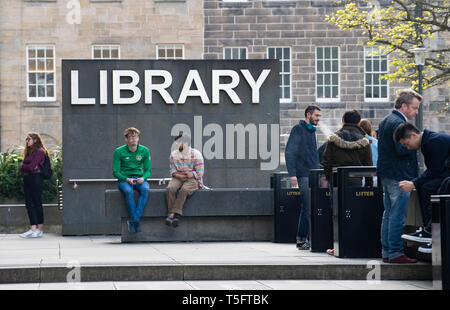 Gli studenti al di fuori di biblioteca presso Università di Edimburgo, Scozia, Regno Unito Foto Stock