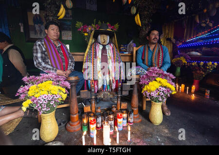 Locale popolo Maya con l'idolo di Maximon o San Simon, un tradizionale divinità Maya o folk saint, Santiago Atitlan Guatemala America Latina Foto Stock