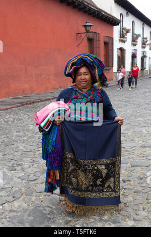 Antigua Guatemala - una mezza età donna guatemalteca vendendo sciarpe, Antigua, Guatemala America Latina Foto Stock