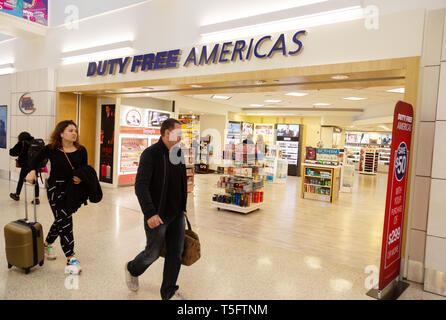 Le persone al Duty Free shop Americhe, nel terminale, l'aeroporto JFK di New York City STATI UNITI D'AMERICA Foto Stock