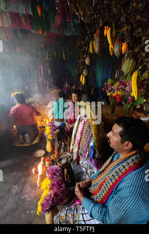 Maya locale popolo adorante l'immagine di Maximon o San Simon, un tradizionale divinità Maya o folk saint, Santiago Atitlan Guatemala America Centrale Foto Stock