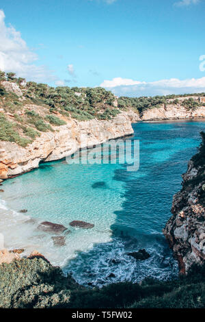 Vista della bellissima spiaggia Calo del Moro su Maiorca isola con acqua cristallina Foto Stock