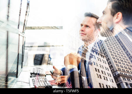 Il business aziendale, delle finanze, del mercato azionario e la prosperità economica conceptul collage. Wall street broker e wealth manager contro new york stock Foto Stock